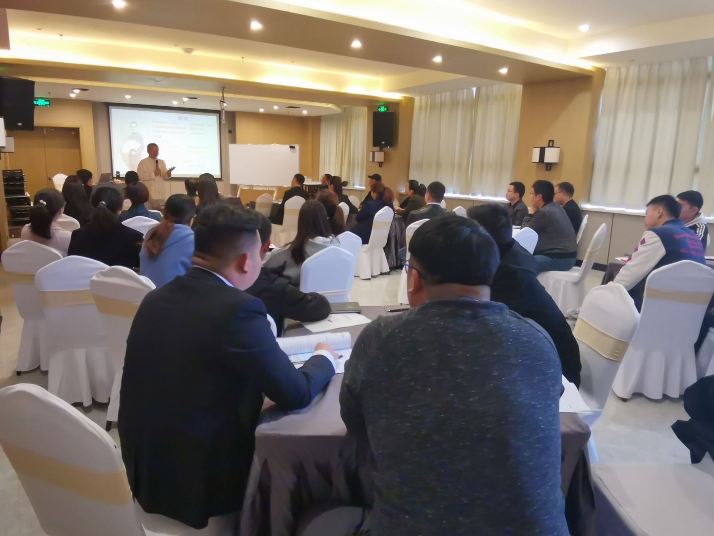 【国学传承-颜何老师】颜何老师2019-10-29日给国网华中分部《儒释道智慧与企业管理》培训圆满成功，机构与听课的领导们都很满意，国网负责培训的主要领导数次表达了明年要持续返聘的意向，机构也表示收到了需求\ud83d\ude04