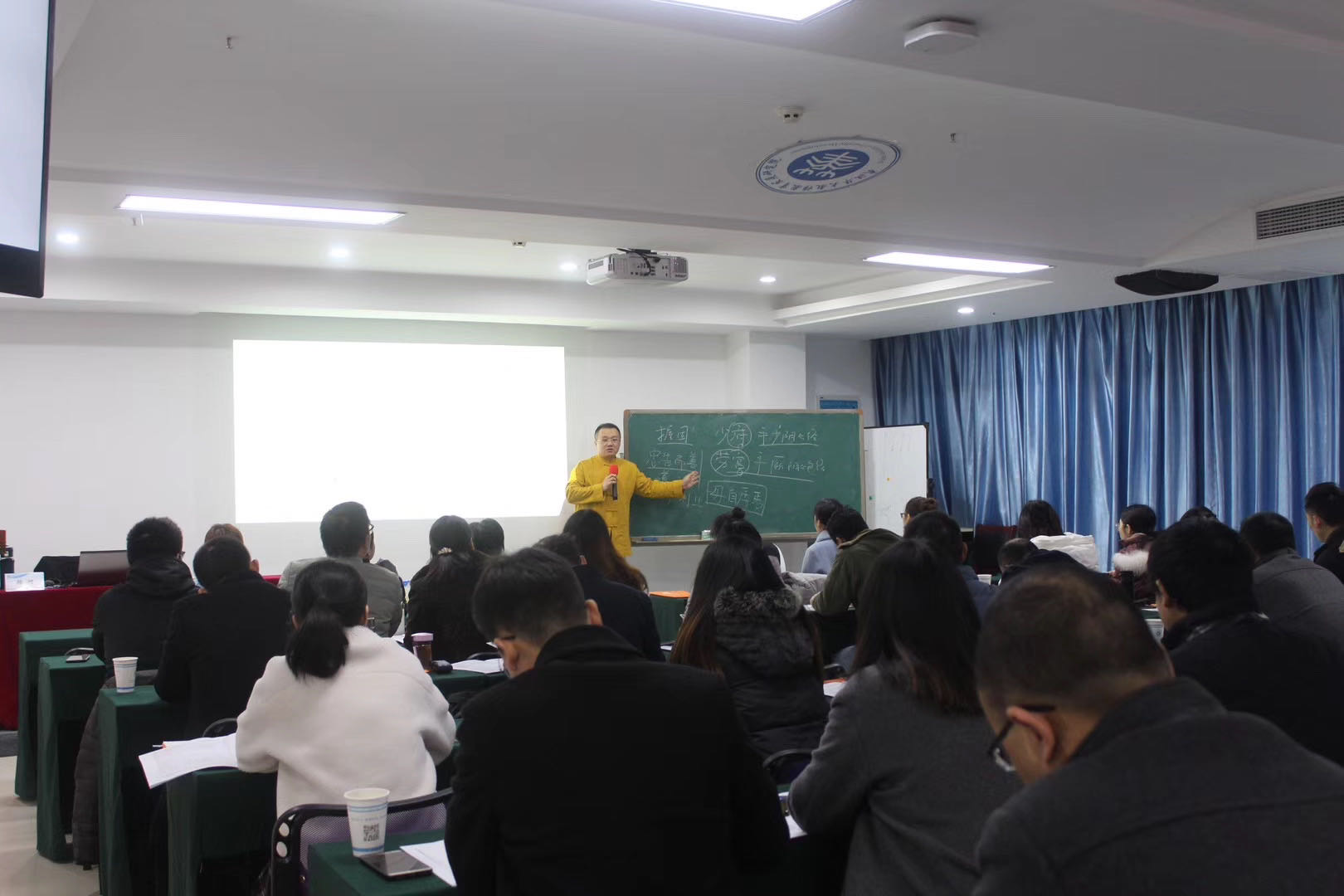 【国学课程-走进高校】颜何老师12月7日给武汉华中师大讲授《儒释道智慧与企业治理》课程圆满结束，运用:儒家“八德”
，道家“玄德”，佛家“功德”，让学员和机构赞叹有加！临时要求加课延时！[强][强]