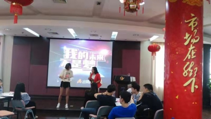 【黄昕红老师】8.21号给上海某企业讲授一天《从学校到职场---新员工职业化素养提升》课程圆满结束