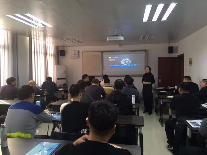 12月4日，孙燕老师第4次返聘为郑州某电力行业讲授《供电所服务技能1+1》与《供电所全面质量管理》。