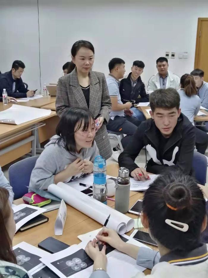12月17号，孙燕老师受邀为武汉水务集团的接线员讲授《沟通与情绪压力》。