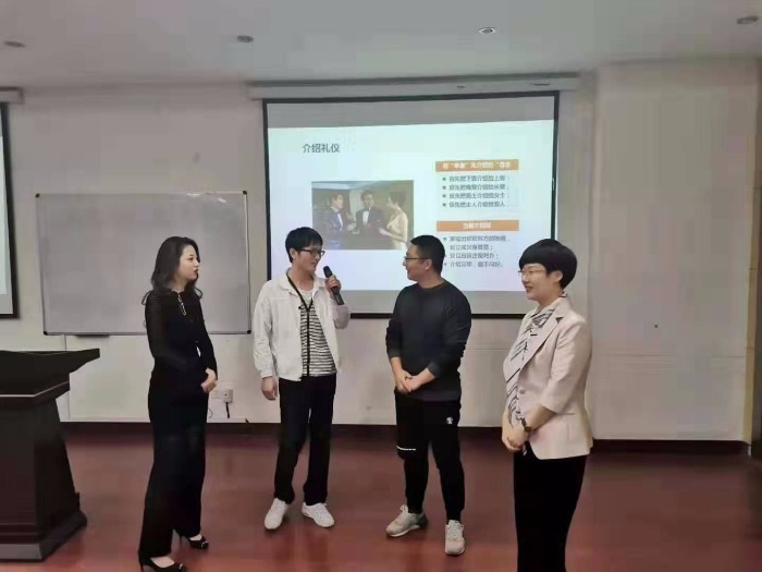 10月10~11号，银行效能提升专家【周云飞老师】为光大银行讲授《服务营销技能提升》圆满结束