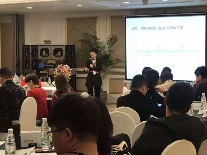 11月14日，周云飞老师在昆明为银行高管们讲授《夺势开门红》课程获得了机构和学员们的一致好评！