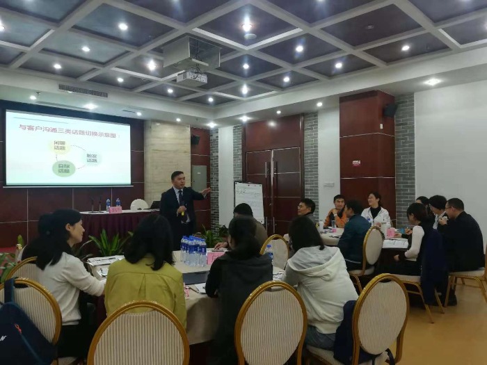 11月21日黎红华老师为广州某企业中层管理人员讲授《客户心理与深度营销》课程