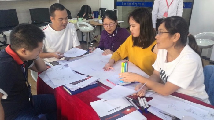 10月25-26日，吴正凡老师受邀为厦门某外企讲授《高效问题分析与解决》。虽然是周末时间，但是学员们依然认真的做研讨！！！
