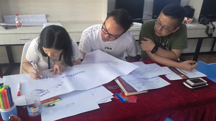 10月25-26日，吴正凡老师受邀为厦门某外企讲授《高效问题分析与解决》。虽然是周末时间，但是学员们依然认真的做研讨！！！