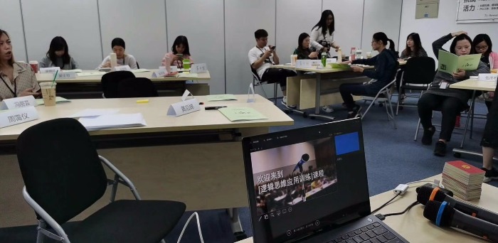 12月13日，吴正凡老师受邀为广州某贸易公司讲授《逻辑思维训练》。