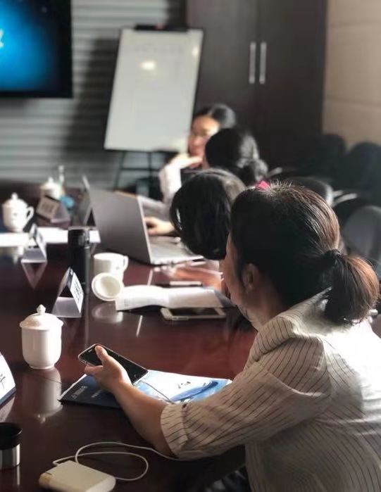 杨素珍老师10月23-24号在广州市为某企业讲授《TTT课程开发-商务礼仪》