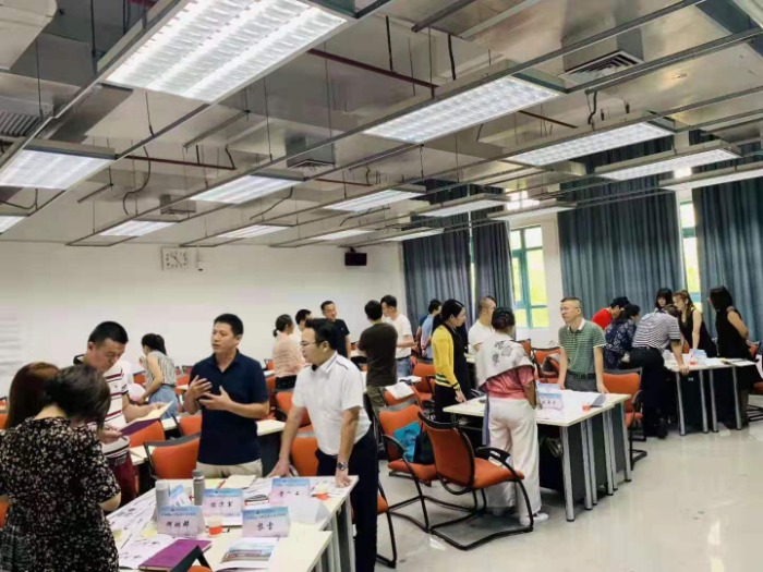 邓雨薇老师专门为总裁班设计的《绩效管理体系设计与应用实施》也吸引了不少清华研究院的工作人员旁听、其他班级的领导人旁听。