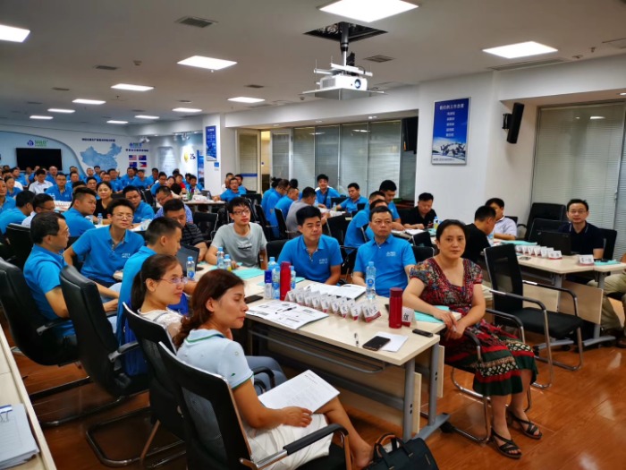 邹海龙老师2019年7月12-13日在南昌给某快消品企业讲授《商务报告与呈现技巧》的课程圆满结束。