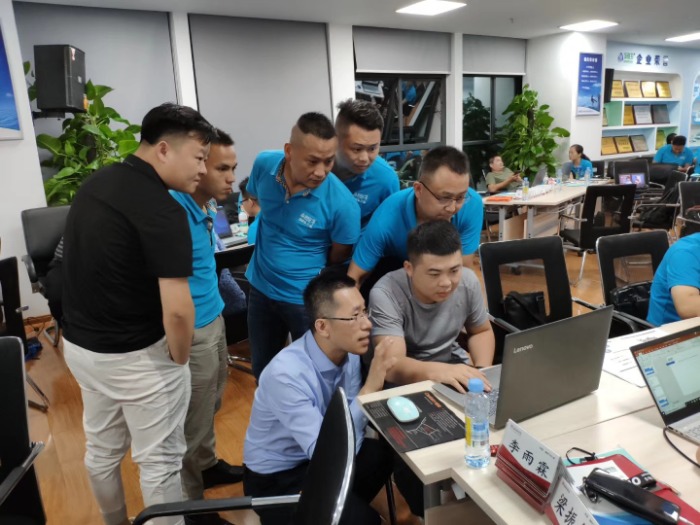 邹海龙老师2019年7月12-13日在南昌给某快消品企业讲授《商务报告与呈现技巧》的课程圆满结束。