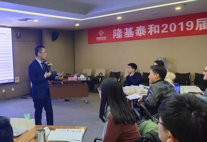 邹海龙老师2019年12月7日在保定给某地产企业讲授《工作汇报》的课程圆满结束！