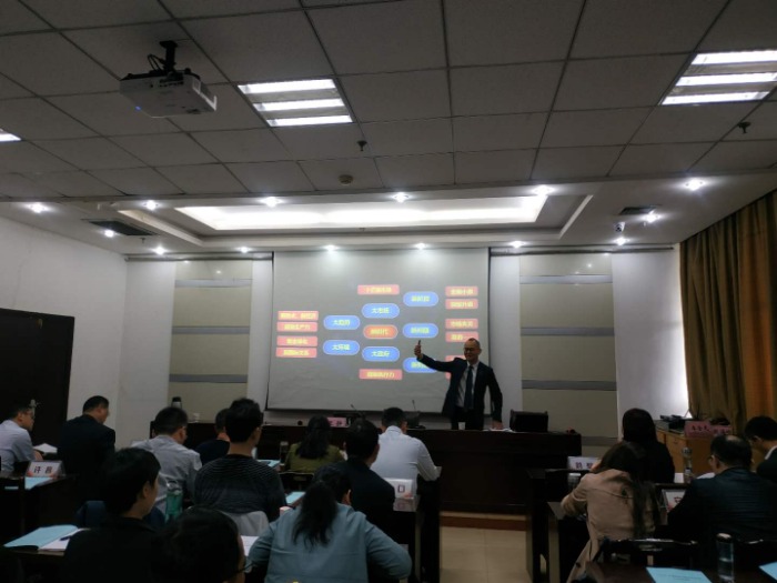 4月19号李真老师给郑州某金融机构讲述《看懂中国经济，做好银行创新》课程，圆满结束！