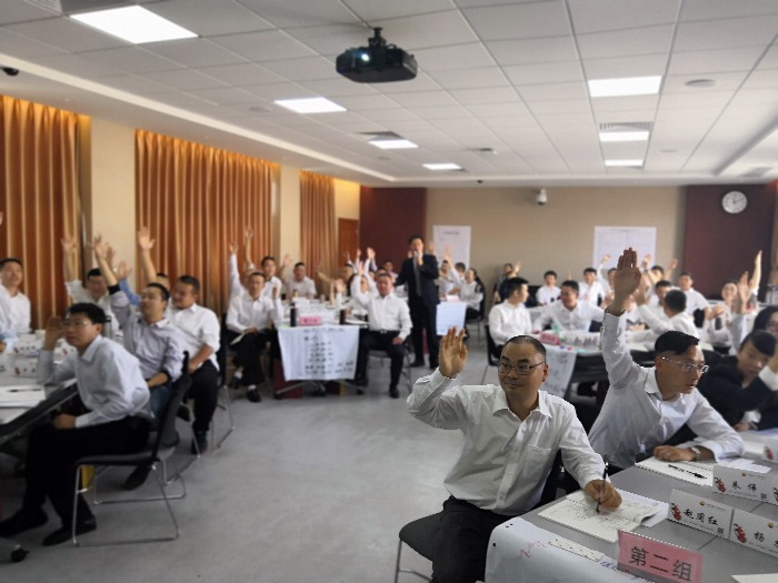 12月2日【张世军老师】在广州市为某石油公司80名“十佳百优”班组长学员讲授《卓越班组长管理能力提升》课程圆满结束。