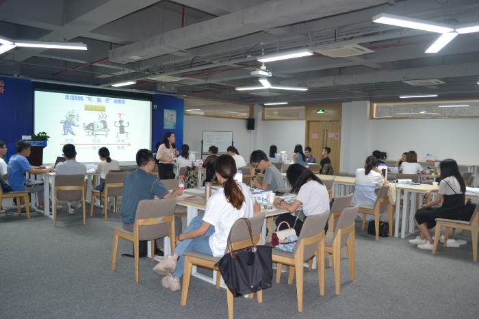 具20年人力资源实战管理经验古灵老师在佛山为国企单位新招人员讲授《职业生涯规划》课程圆满结束