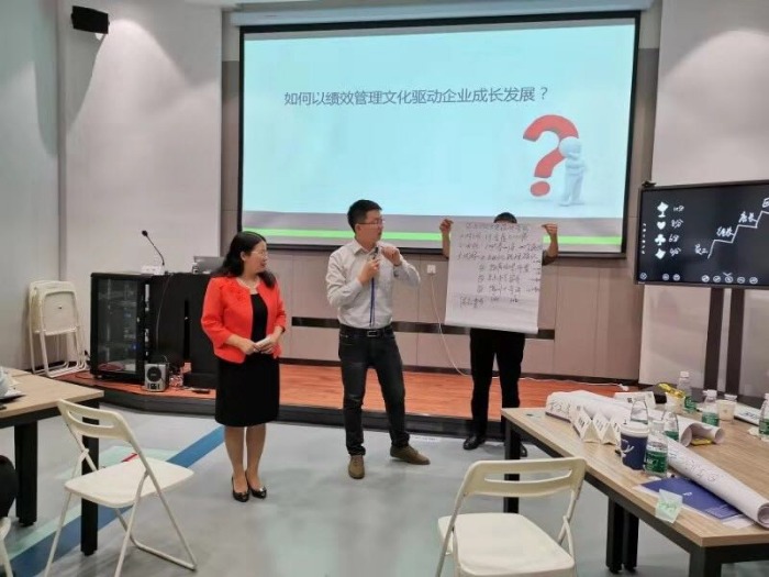 【古灵老师】10月12日及13日，古灵老师为阿里巴巴渠道商近30名企业老总及总监们讲授《企业文化建设与创新》的课程圆满结束！