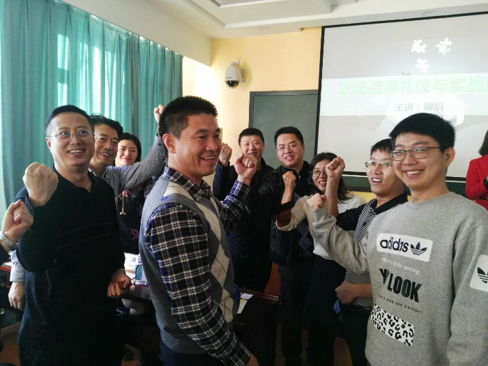 11月13日，柳娟老师为吉林国网电力带来第二期返聘《商务礼仪》