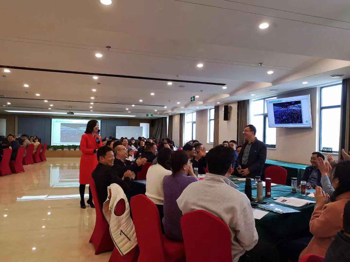11月7日，柳娟老师继续为某市电力公司的155位中层干部带来《高情商沟通与深度竞争下的卓越服务能力提升》
