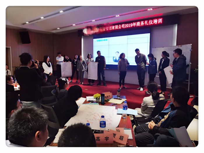 4月21日，柳娟老师为某知名商业公司带来《高端接待礼仪》