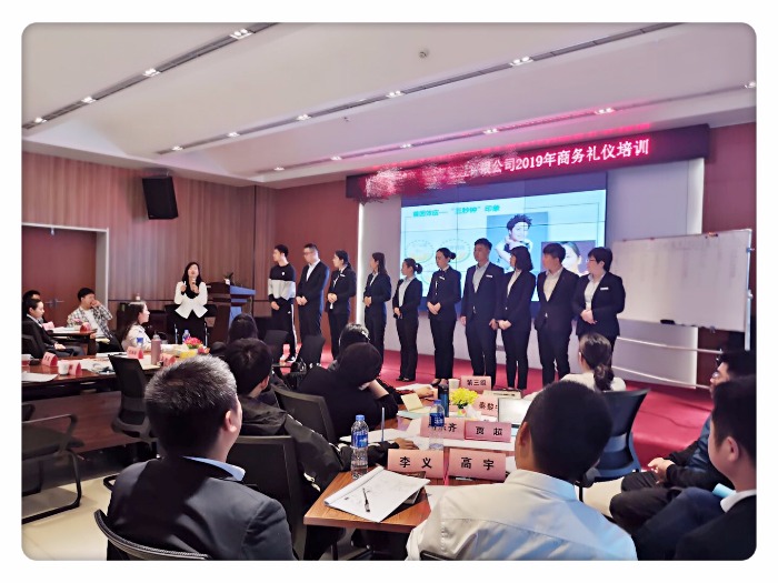4月21日，柳娟老师为某知名商业公司带来《高端接待礼仪》