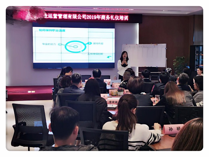 4月21日，柳娟老师为某知名商业公司带来《高端接待礼仪》