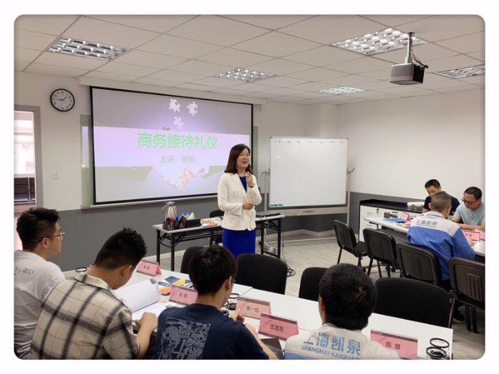 5月5-6日，上海某国内知名企业的继续返聘柳娟老师授课《商务礼仪》