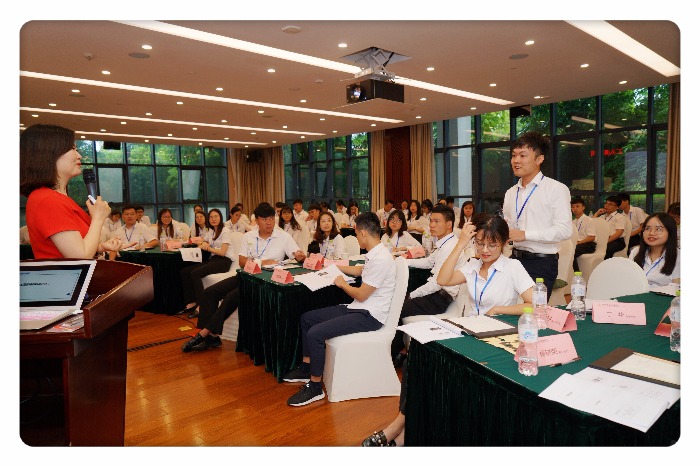 7月9日，柳娟老师又一场返聘课，给这群一点就燃、激情澎湃的广西农发行的学员们带来《职业化员工正能量塑造》