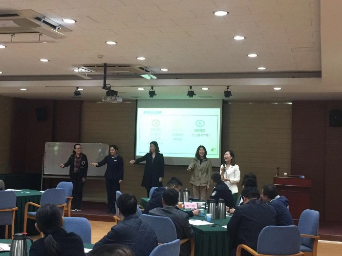 10月15日，柳娟老师为河北中海油燕郊基地的学员们带来《企业实战商务礼仪》
