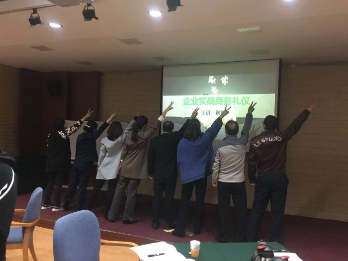 10月15日，柳娟老师为河北中海油燕郊基地的学员们带来《企业实战商务礼仪》