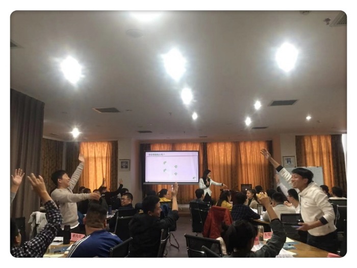 11月10日，柳娟老师为河南国网电力系统某县50位青年员工带来的《高情商沟通》