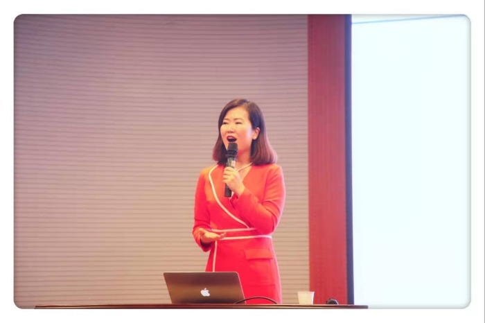 11月11日，柳娟老师为河南农发行新员工们带来连续2年的第三次返聘课《商务礼仪+沟通》