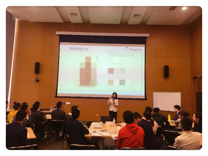 12月14日，柳娟老师为金蝶软件50多位学员带来定制版《营销礼仪》课程