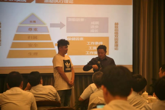 7月8日张城玮老师来到湖州给一家拥有水上船餐厅的公司讲授《PDCA-高执行力工作技能》