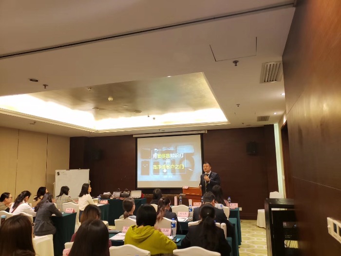 10月23日，张旸老师受邀为成都某银行私行客户经理讲授《用奢侈品知识打开高净值客户之门》！！