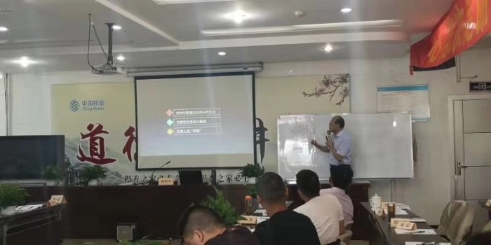 贺新杰老师8月12日给宜宾，中国移动，《5G技术的发展与场景应用》课程顺利结束，马上赶往武汉，中国联通的第三期《5G技术发展与场景应用》课程。运营商加快5G布局的同时在大规模进行员工培训，值得学习