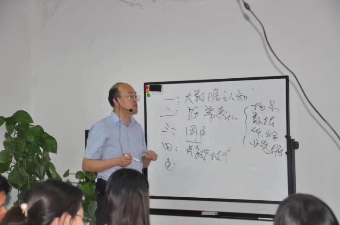8月14日，贺新杰老师给又给武汉联通上《5G技术发展与场景应用》顺利结束