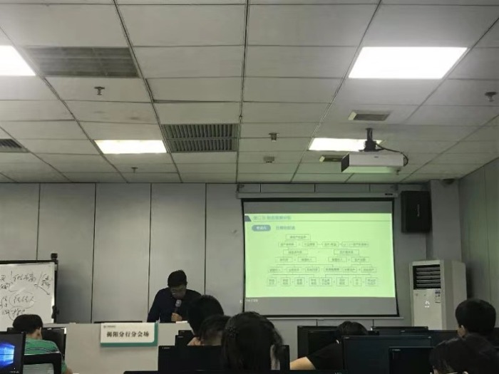 黄德权老师8月31—9月1号在南宁建设银行给20多名学员讲授《经济师考试辅导》课程圆满结束