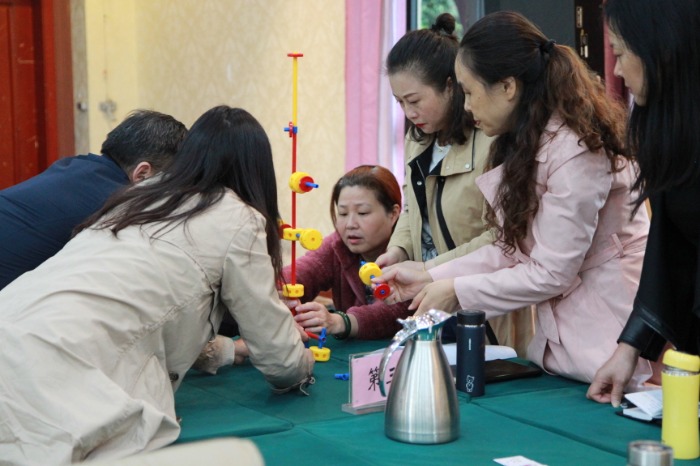 乐高学习！10月16日，彭晓辉老师给重庆某天然气公司讲授《万能工匠摸拟课程之职业素质训练营》