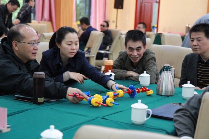 乐高学习！10月16日，彭晓辉老师给重庆某天然气公司讲授《万能工匠摸拟课程之职业素质训练营》