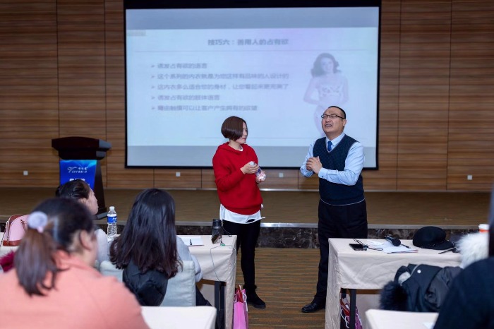 郜杰老师3月3日为某公司讲授《导购人员实战销售话术结构化训练》圆满结束！