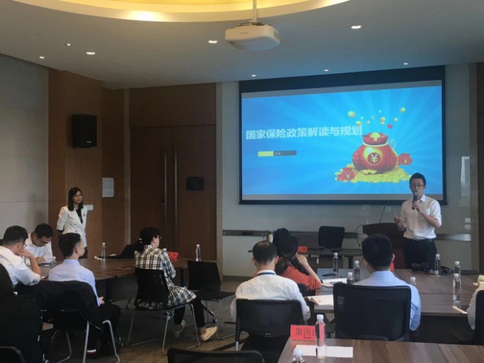 【李燕老师】10月25日圆满结束某国企《国家保险政策解读与规划》课程，李燕老师结合案例对保险行业发展与国家政进行解读，娓娓道来，风趣幽默。学员说听李燕老师讲课感觉很轻松，并且干货满满。课堂上学员一个个也是喜笑颜开。