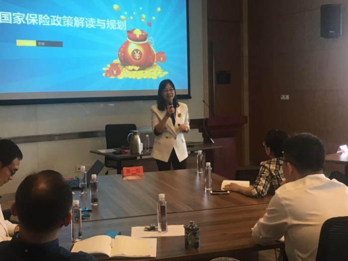 【李燕老师】10月25日圆满结束某国企《国家保险政策解读与规划》课程，李燕老师结合案例对保险行业发展与国家政进行解读，娓娓道来，风趣幽默。学员说听李燕老师讲课感觉很轻松，并且干货满满。课堂上学员一个个也是喜笑颜开。