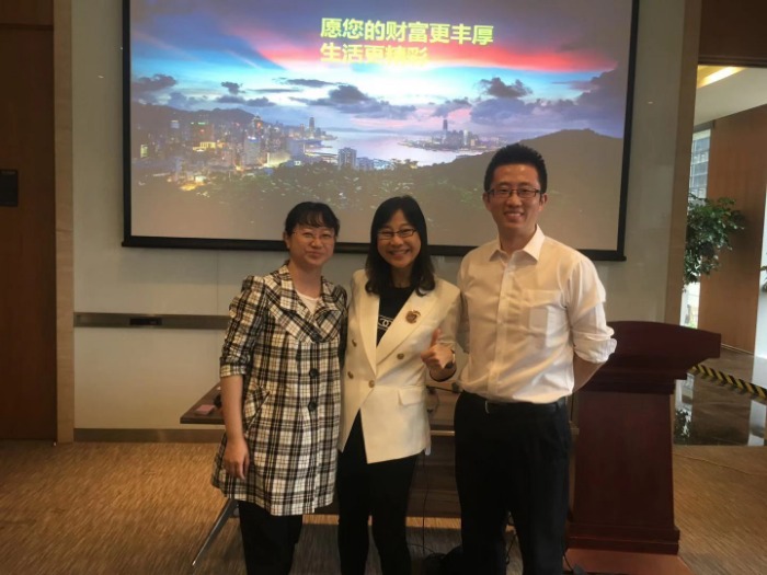 【李燕老师】10月25日圆满结束某国企《国家保险政策解读与规划》课程，李燕老师结合案例对保险行业发展与国家政进行解读，娓娓道来，风趣幽默。学员说听李燕老师讲课感觉很轻松，并且干货满满。课堂上学员一个个也是喜笑颜开。