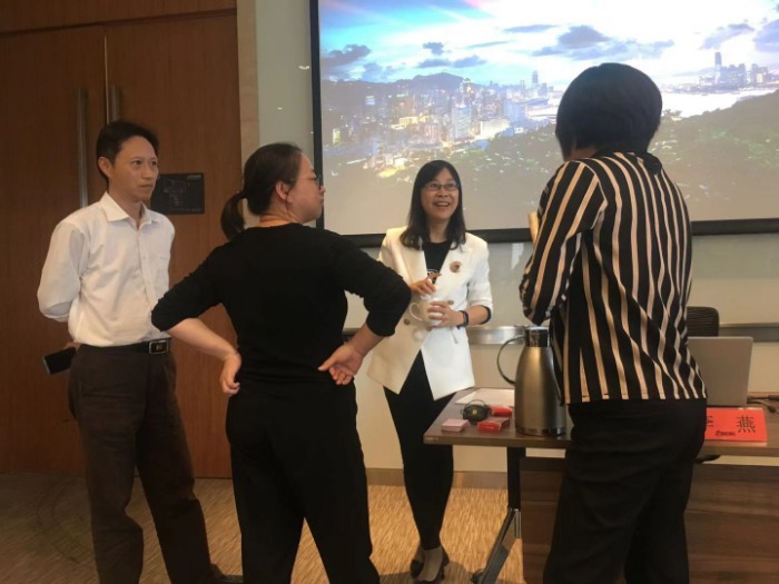 【李燕老师】10月25日圆满结束某国企《国家保险政策解读与规划》课程，李燕老师结合案例对保险行业发展与国家政进行解读，娓娓道来，风趣幽默。学员说听李燕老师讲课感觉很轻松，并且干货满满。课堂上学员一个个也是喜笑颜开。