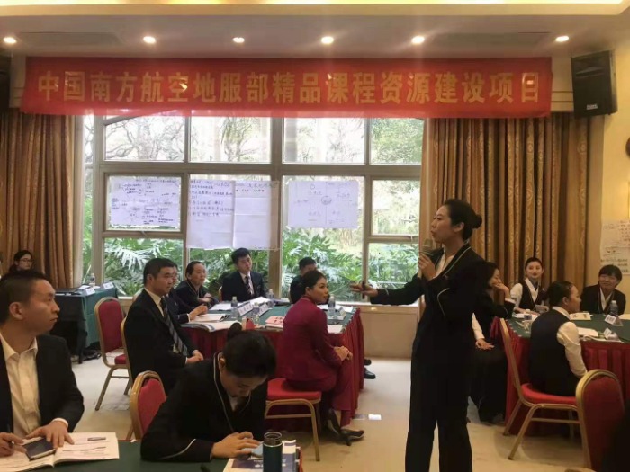 【李燕老师】帮南航定制开发的版权课程《客户心理学》，正式在南航集团落地。该项目李燕老师酝酿3个月，为期3个阶段孵化论证。共23位教员参加学习和认证，在南航领导担任评委严格的评审下，【全部达标】