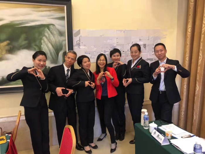 【李燕老师】帮南航定制开发的版权课程《客户心理学》，正式在南航集团落地。该项目李燕老师酝酿3个月，为期3个阶段孵化论证。共23位教员参加学习和认证，在南航领导担任评委严格的评审下，【全部达标】