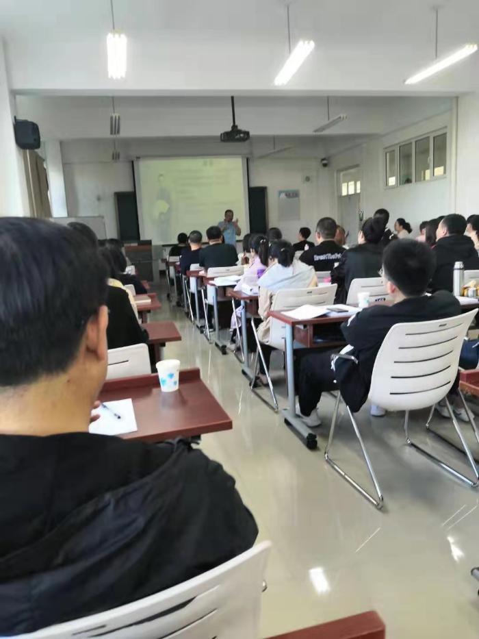 颜何老师2019年9月17日在赤峰给某煤气集团公司讲授《国学与情压管理》课程圆满结束