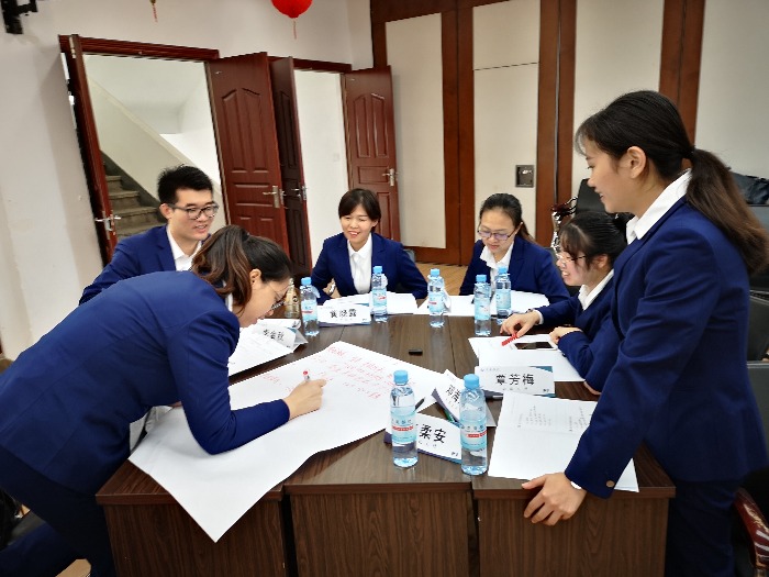 10月27日黄国亮老师为某银行讲授《营销技巧培训》课程