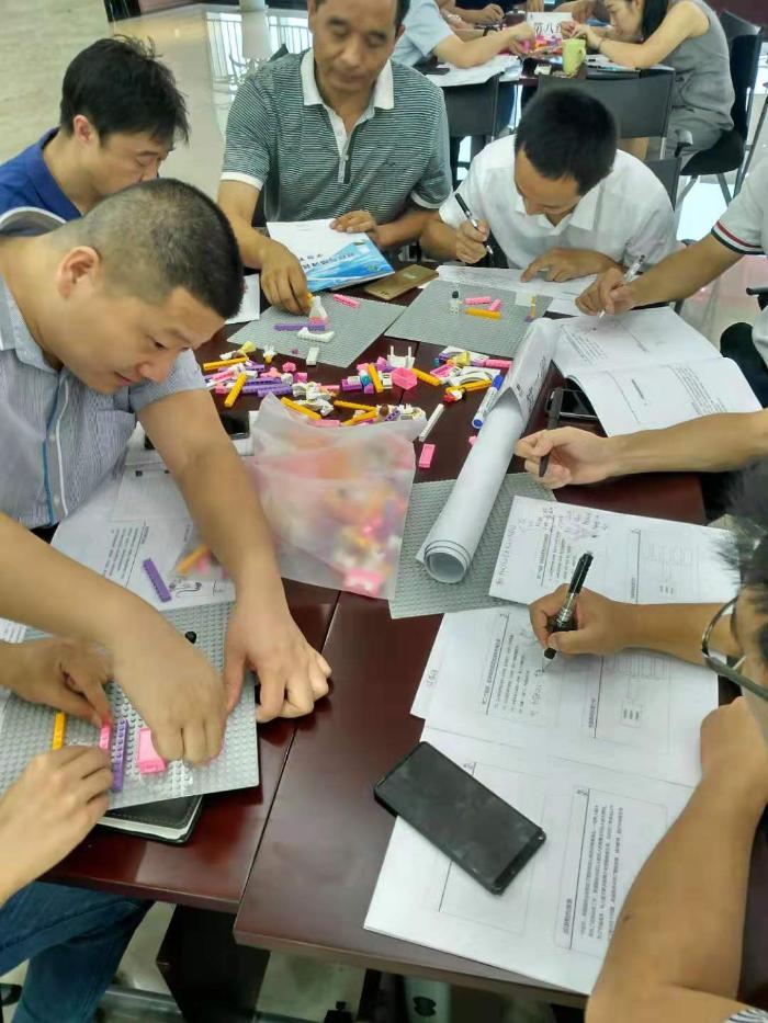 7月19号【黄柳江老师】受邀在成都某大型集团用乐高讲授《目标与绩效管理》课程圆满结束！