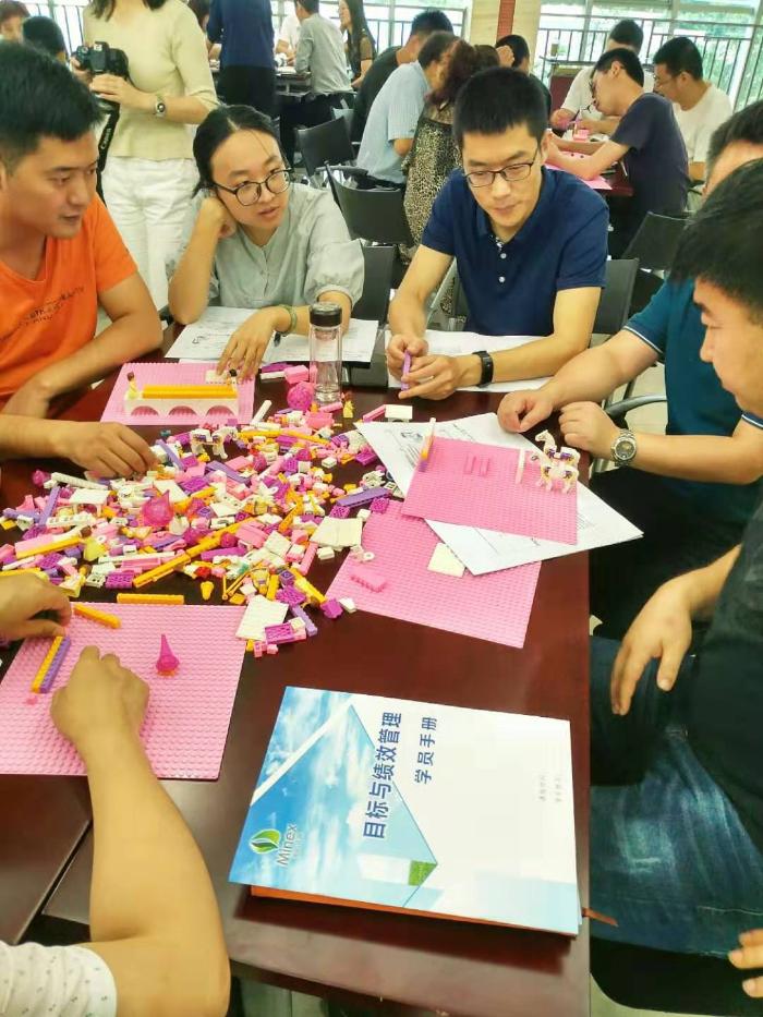 7月19号【黄柳江老师】受邀在成都某大型集团用乐高讲授《目标与绩效管理》课程圆满结束！